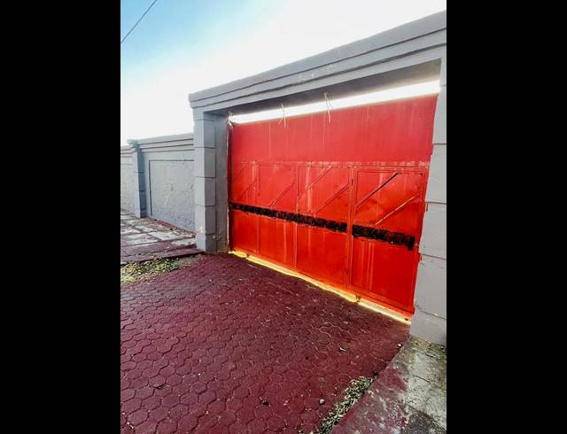 3 BEDROOM HOUSE FOR SALE IN COSMO CITY